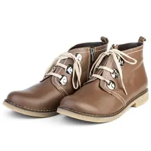 Sepasang sepatu kulit cokelat produksi jasa maklon sepatu berkualitas