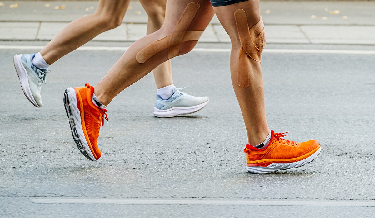 Dua orang berlari memakai sepatu lari custom, contoh produk maklon sepatu olahraga