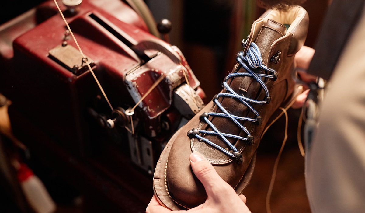 produksi sepatu custom di pabrik maklon sepatu