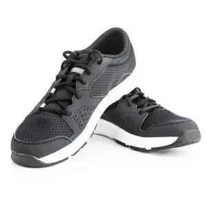 Sepasang sepatu sneakers hitam dengan sol putih, contoh produk maklon sepatu custom