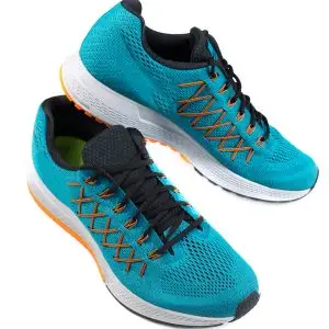 Sepasang sepatu sneakers olahraga warna biru dengan detail oranye, contoh produk maklon sepatu custom