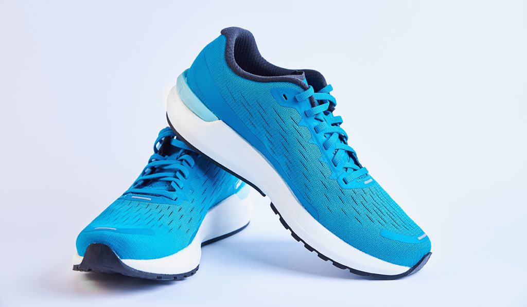 Sepatu lari custom berwarna biru hasil produksi maklon sepatu olahraga berkualitas