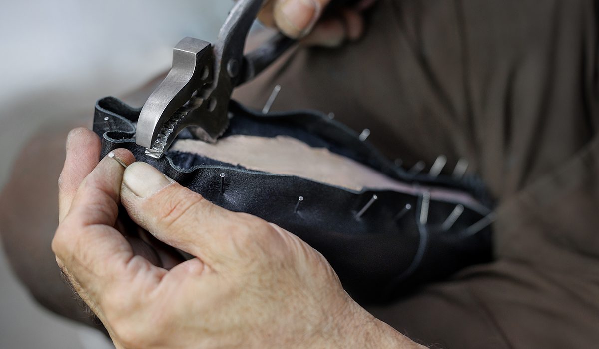 jasa repair sepatu