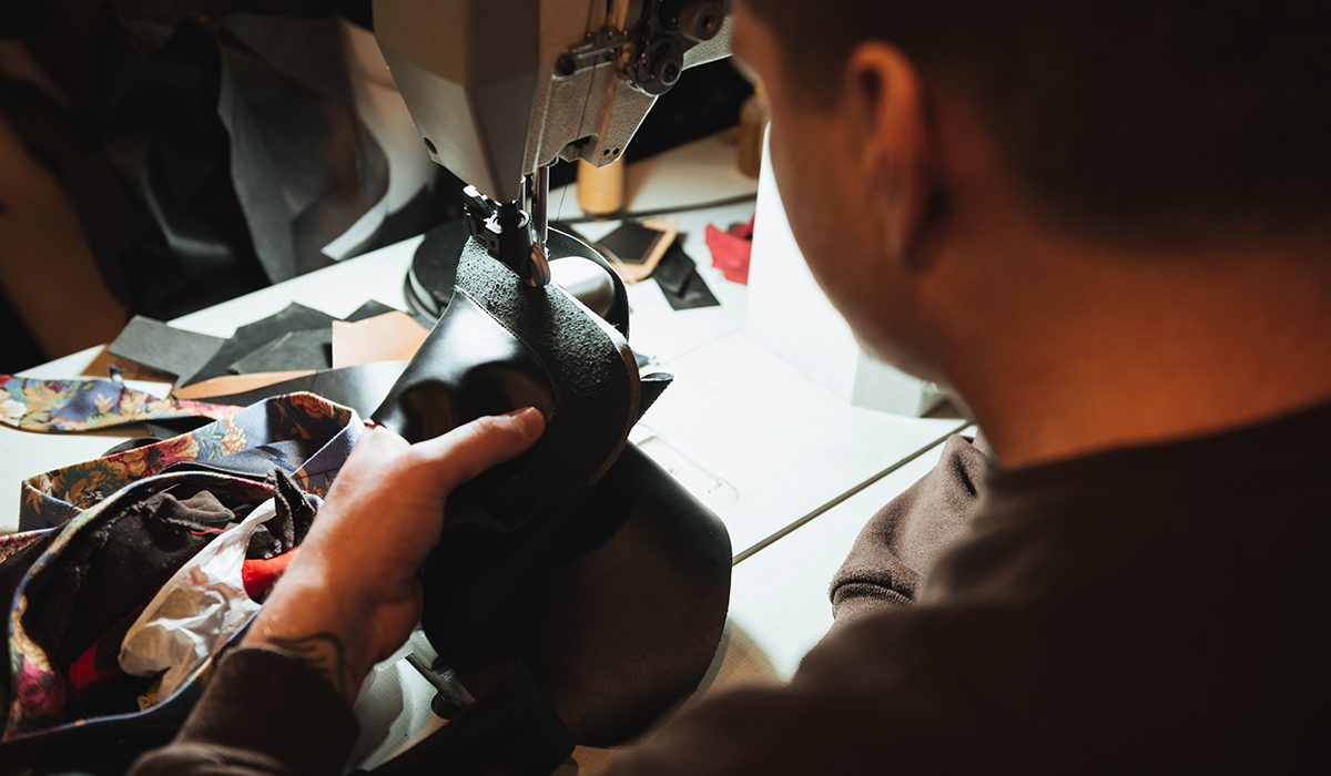 proses produksi sepatu di pabrik maklon sepatu Indonesia