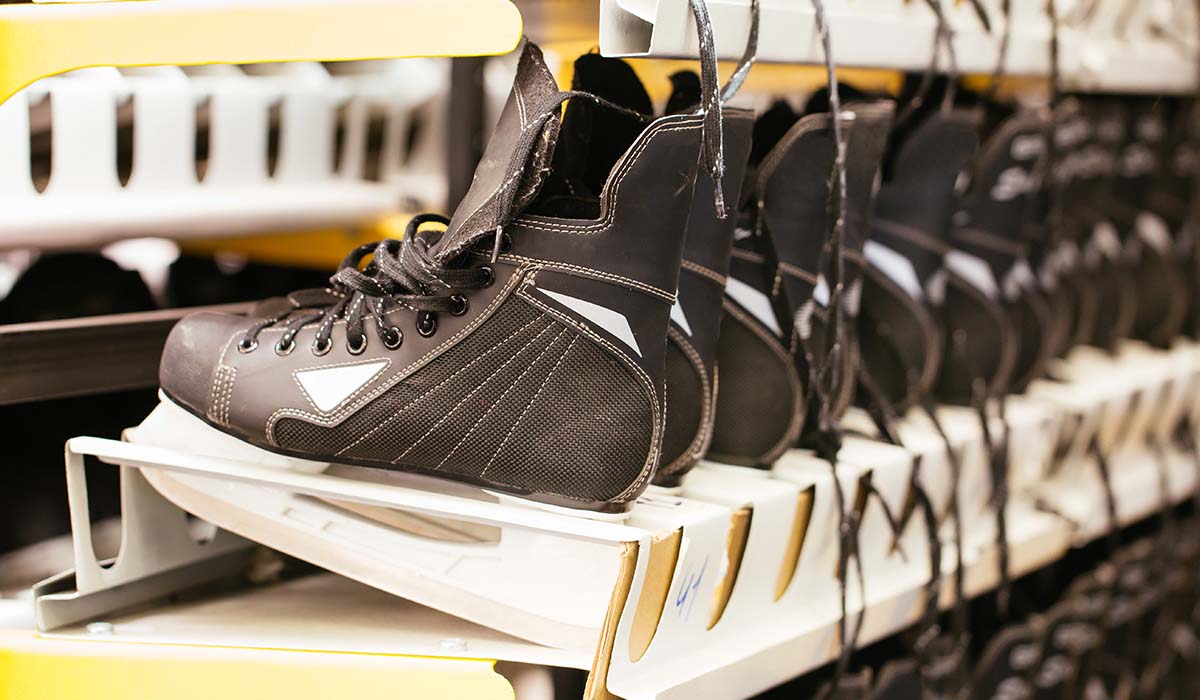 Deretan sepatu olahraga hitam yang sudah selesai diproduksi dan siap dipasarkan