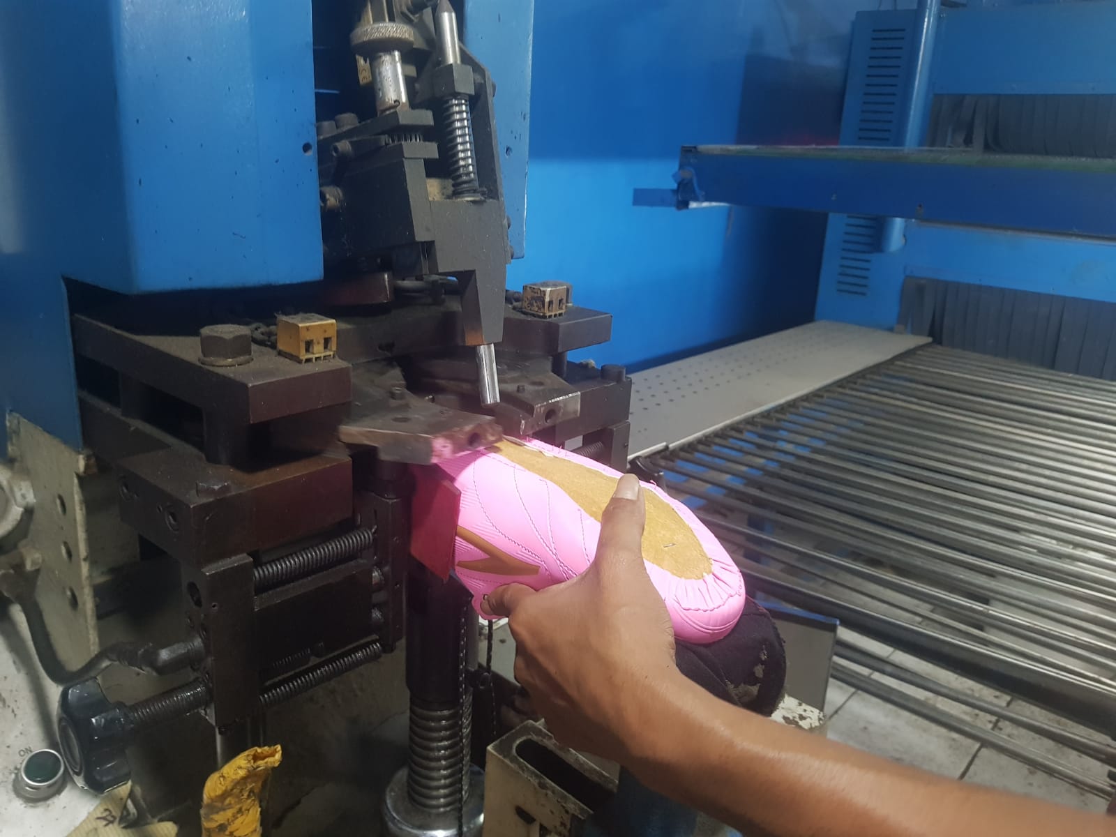 supplier sepatu import tangan pertama dari pabrik luar negeri.