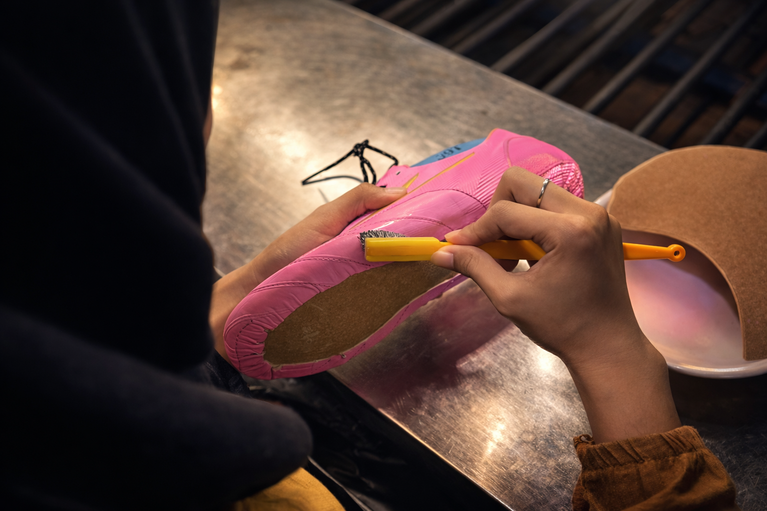 Tahapan ini menentukan ketahanan sepatu dalam penggunaan jangka panjang.
